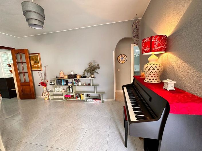 Image No.12-3 Bed Property for sale