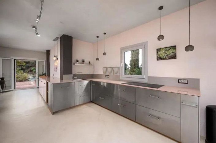 Image No.10-3 Bed Property for sale