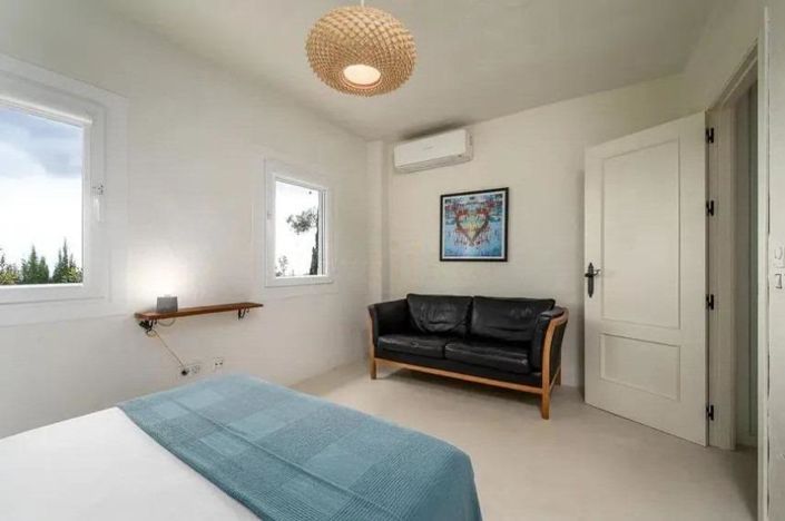 Image No.17-3 Bed Property for sale