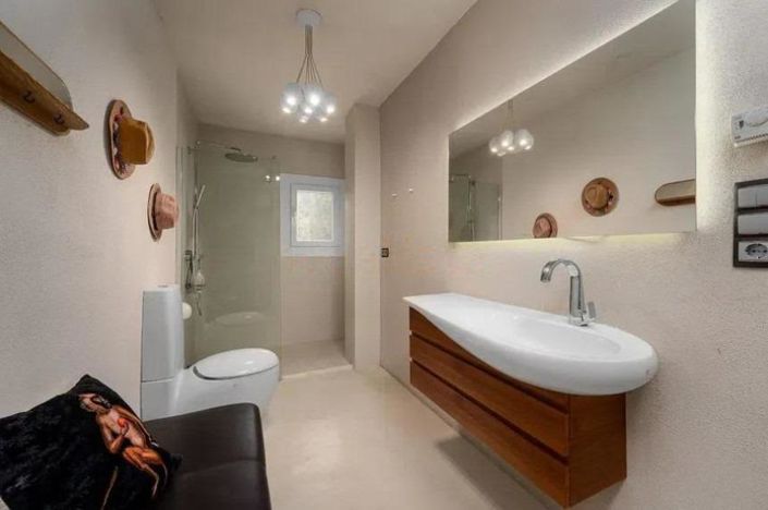 Image No.18-3 Bed Property for sale