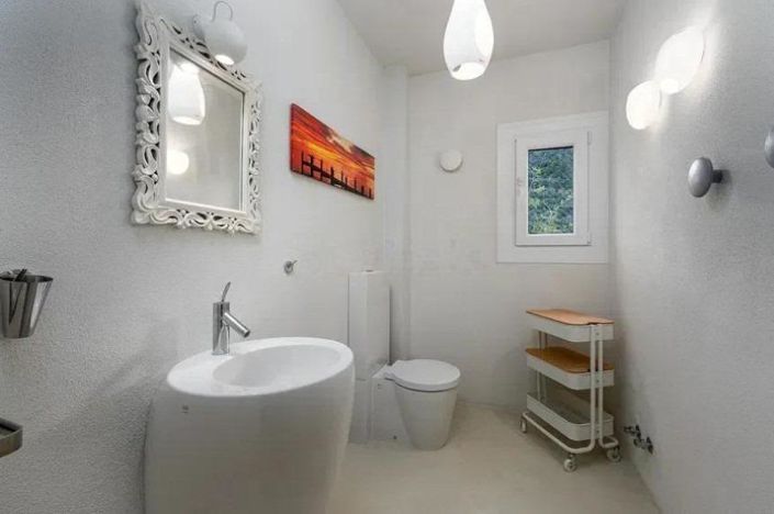 Image No.19-3 Bed Property for sale