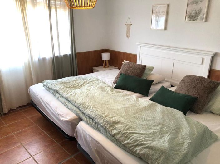 Image No.12-5 Bed Property for sale