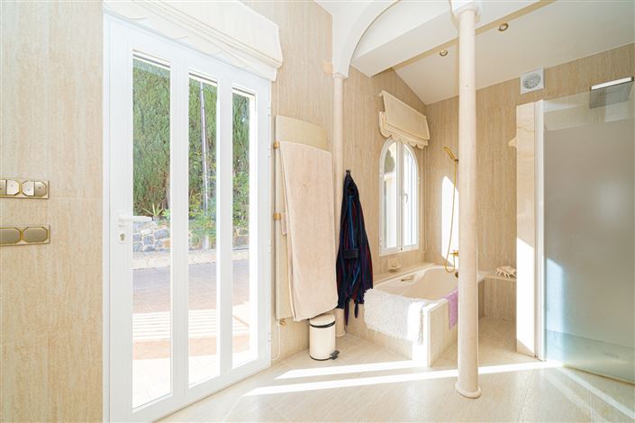 Image No.15-5 Bed Villa for sale