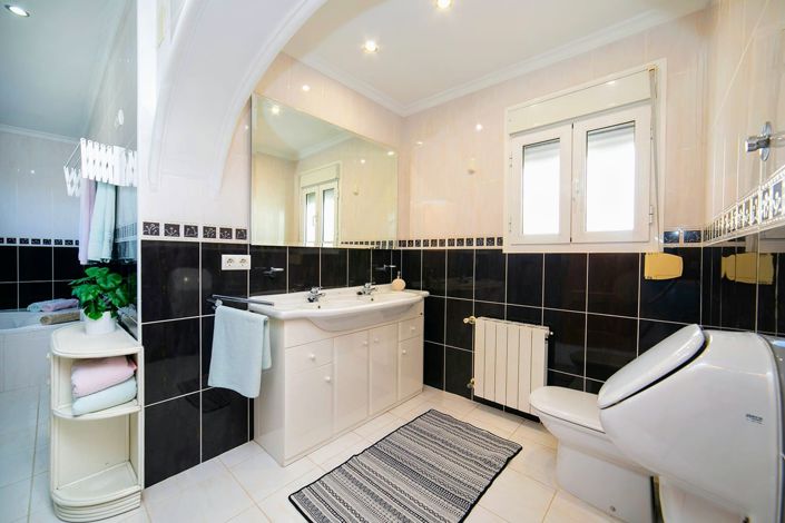 Image No.15-6 Bed Villa for sale