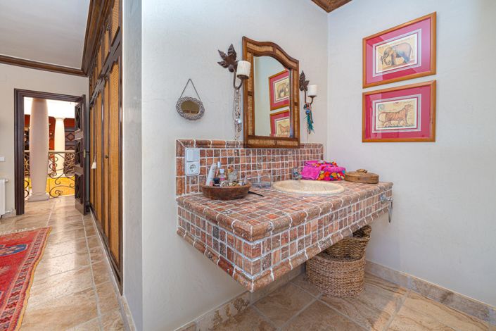 Image No.48-5 Bed Villa for sale