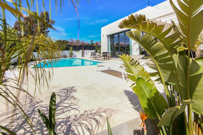 Image No.1-4 Bed Villa for sale