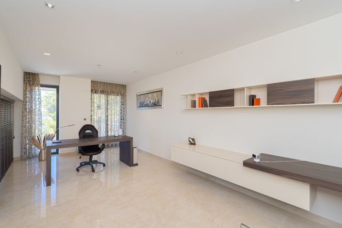 Image No.9-6 Bed Villa for sale