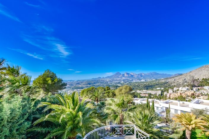 Image No.116-8 Bed Villa for sale