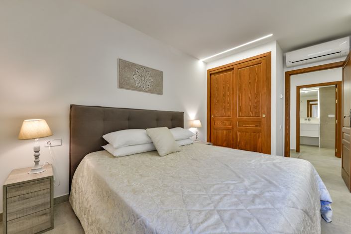 Image No.65-8 Bed Villa for sale