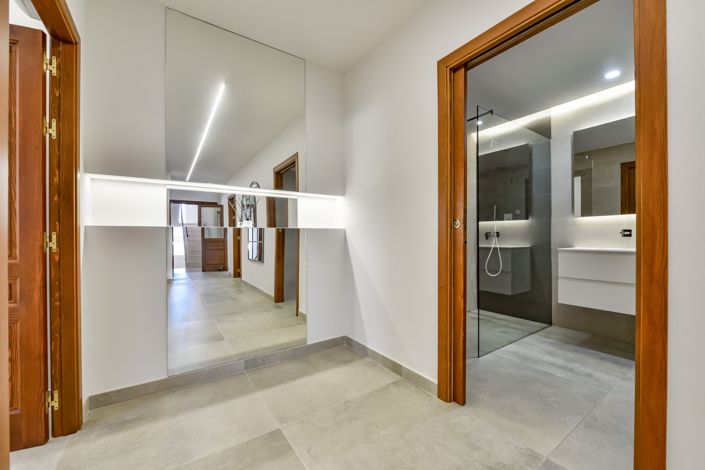 Image No.67-8 Bed Villa for sale