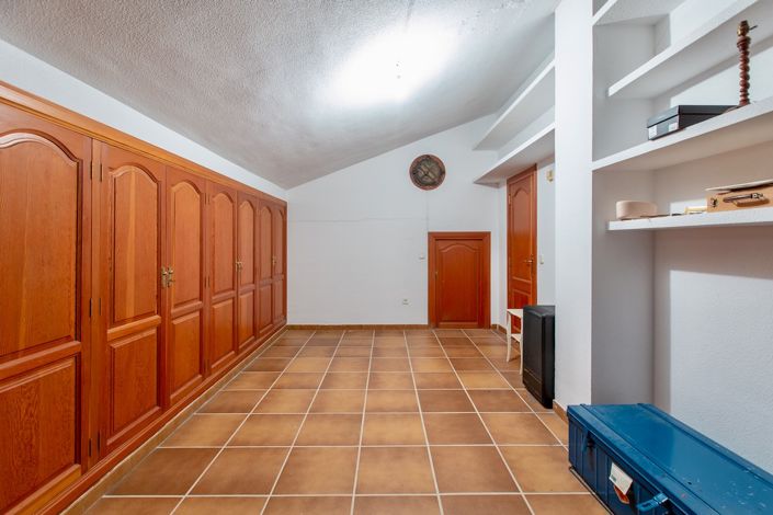 Image No.26-4 Bed Property for sale