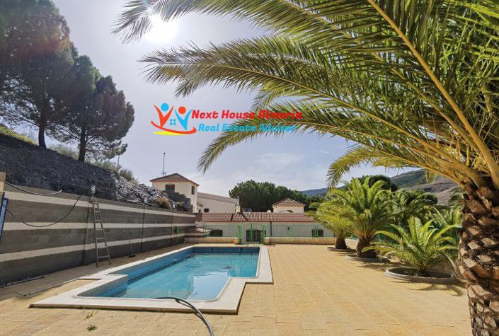 Image No.11-7 Bed Country House for sale