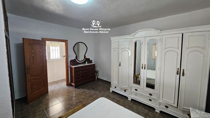 Image No.28-3 Bed Townhouse for sale