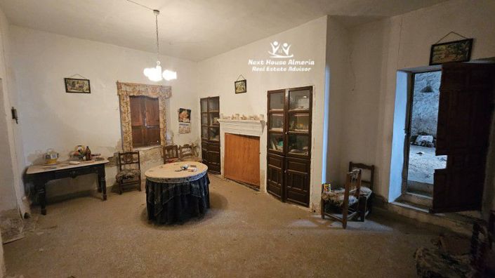 Image No.19-9 Bed Townhouse for sale