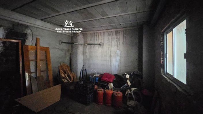 Image No.13-9 Bed Townhouse for sale