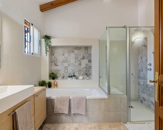 Image No.17-7 Bed Property for sale