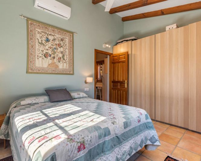 Image No.20-7 Bed Property for sale