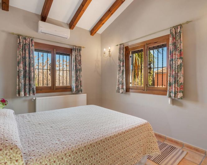 Image No.23-7 Bed Property for sale