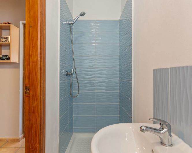 Image No.25-7 Bed Property for sale