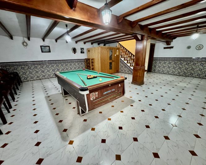 Image No.10-8 Bed Property for sale