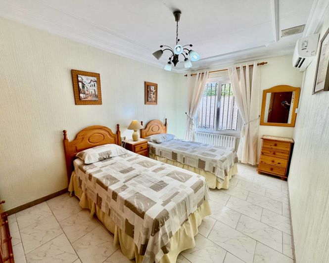 Image No.12-8 Bed Property for sale