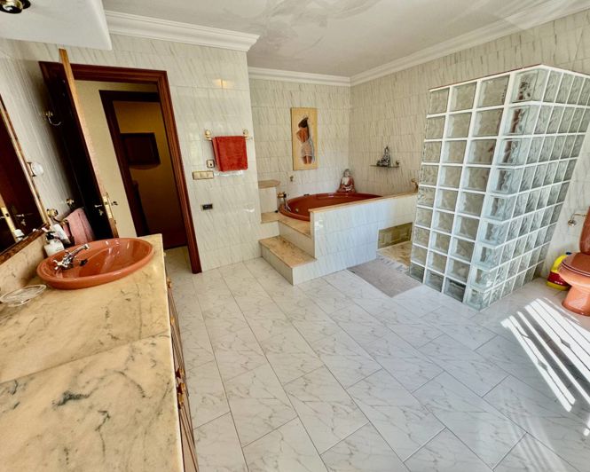 Image No.20-8 Bed Property for sale