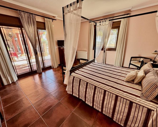 Image No.12-4 Bed Property for sale