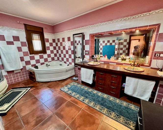 Image No.14-4 Bed Property for sale