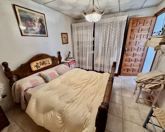 Image No.14-4 Bed Property for sale