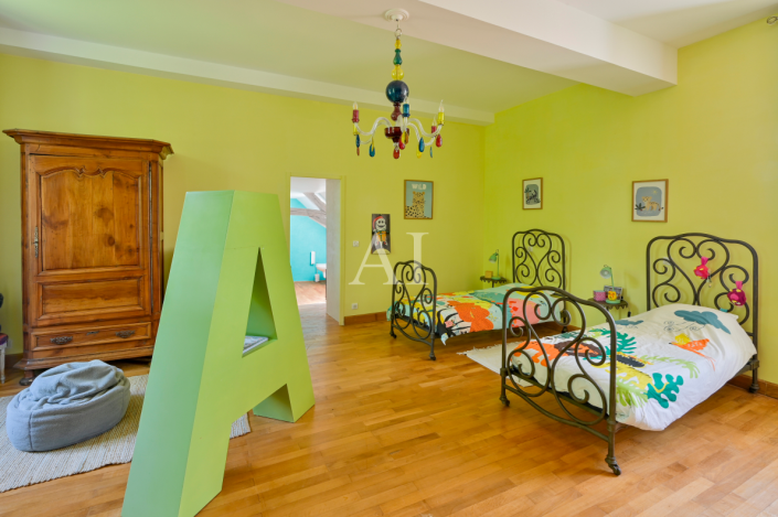 Image No.15-14 Bed Property for sale