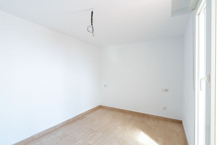 Image No.9-2 Bed Property for sale