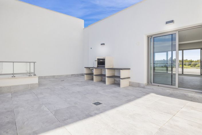 Image No.2-4 Bed Property for sale