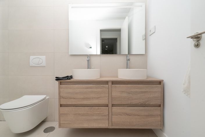 Image No.10-2 Bed Property for sale