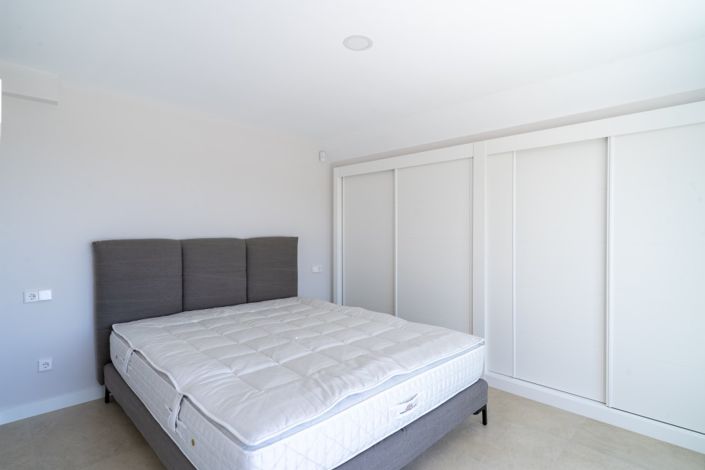 Image No.25-3 Bed Property for sale