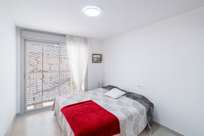 Image No.26-3 Bed Property for sale