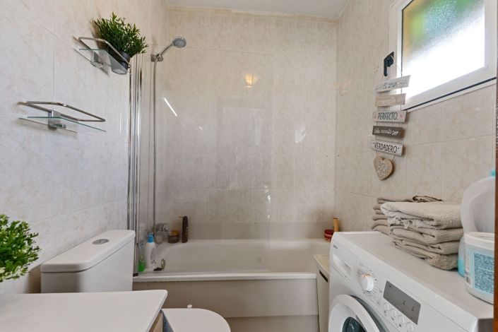 Image No.17-3 Bed Property for sale