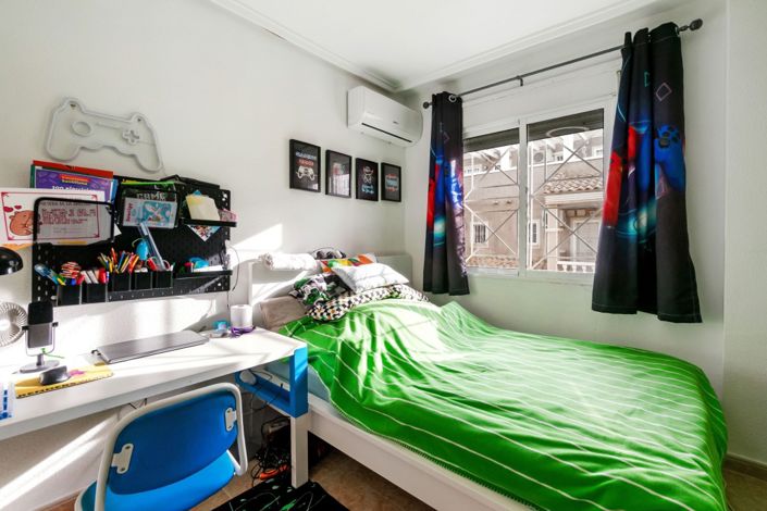 Image No.12-4 Bed Semi-Detached for sale