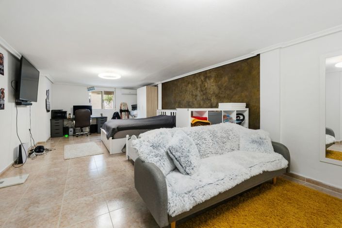 Image No.15-4 Bed Semi-Detached for sale