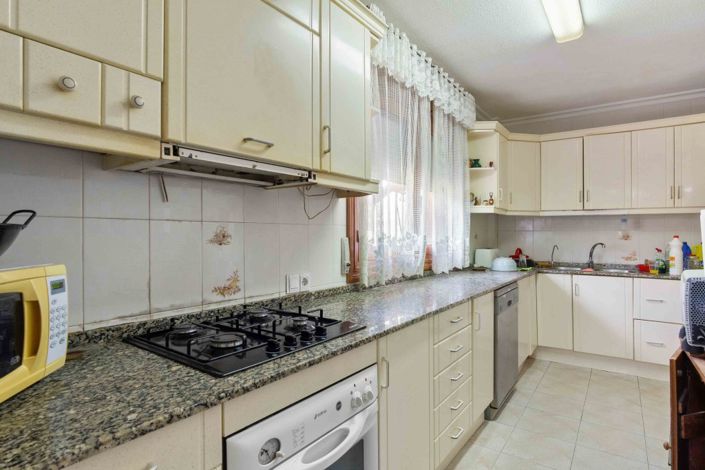 Image No.10-8 Bed Villa for sale