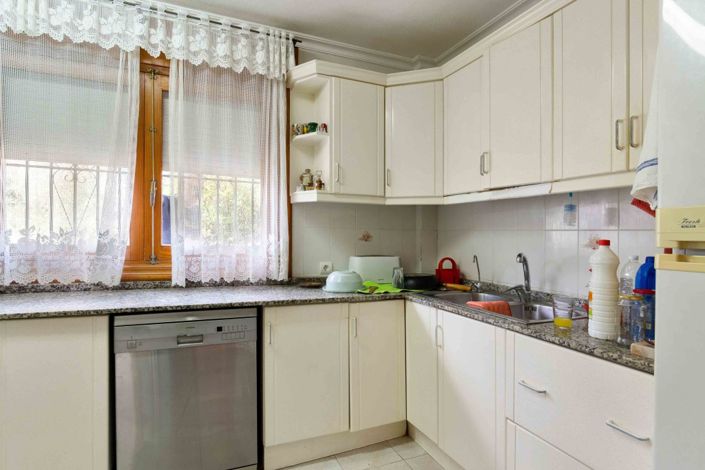 Image No.11-8 Bed Villa for sale