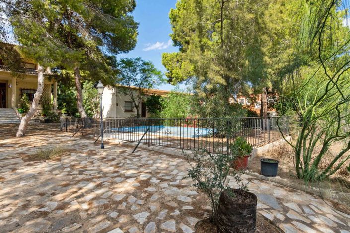 Image No.3-8 Bed Villa for sale