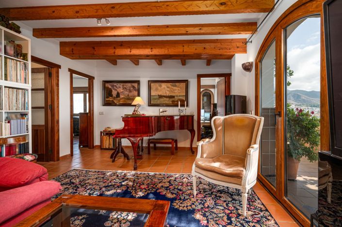 Image No.10-3 Bed Property for sale