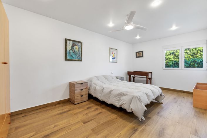 Image No.16-6 Bed Property for sale