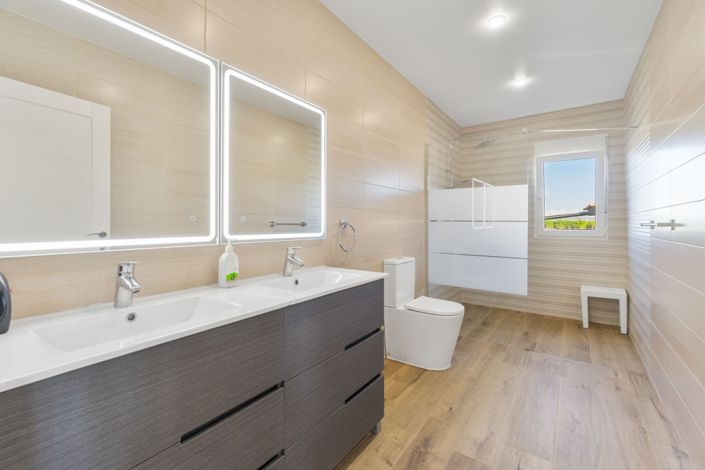 Image No.18-6 Bed Property for sale