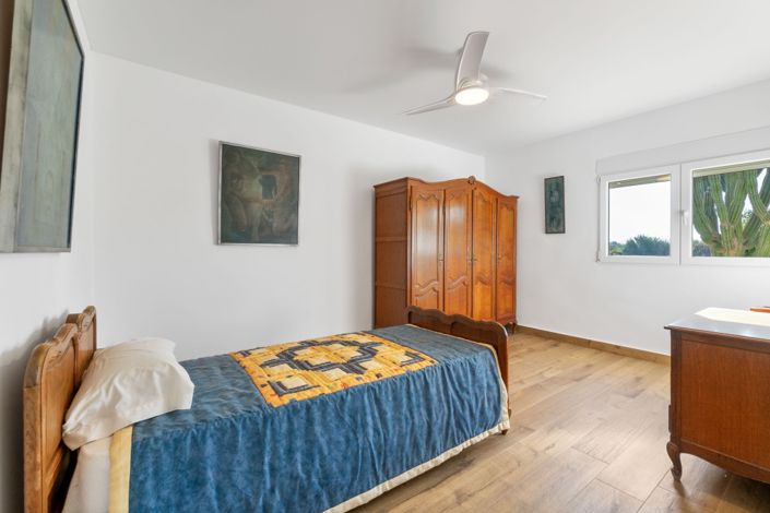 Image No.8-6 Bed Property for sale