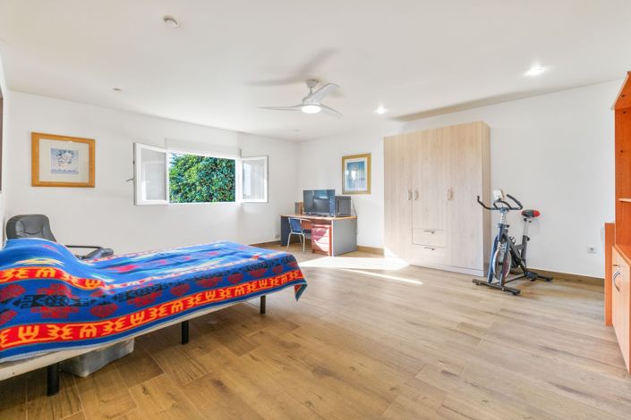 Image No.9-6 Bed Property for sale