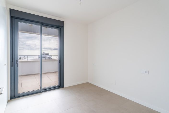 Image No.10-2 Bed Property for sale