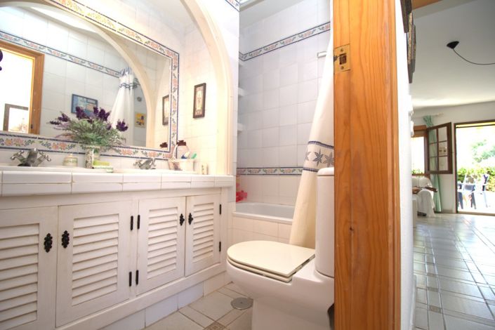 Image No.17-3 Bed Property for sale