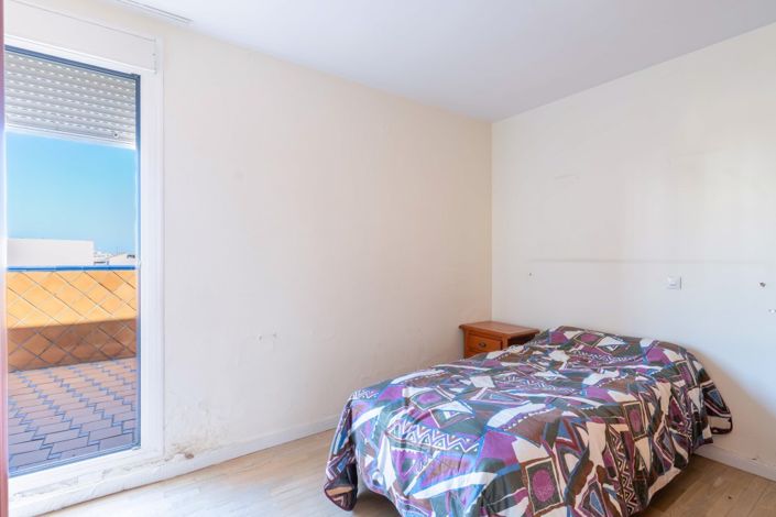 Image No.24-3 Bed Property for sale