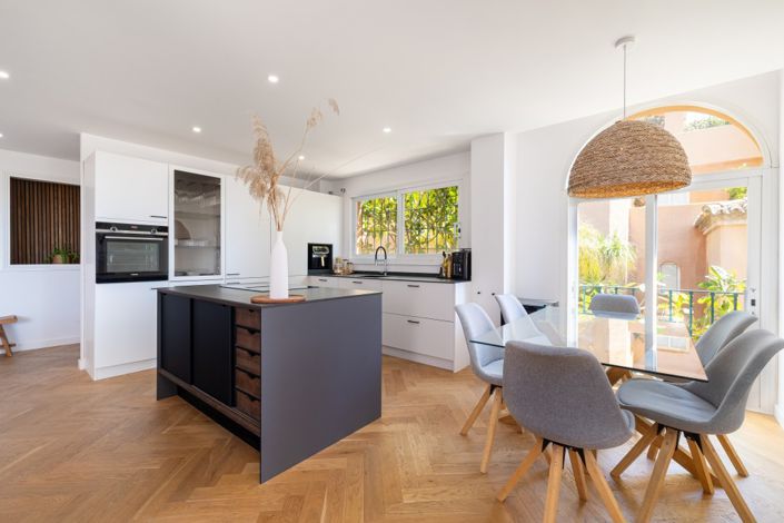 Image No.10-3 Bed Property for sale